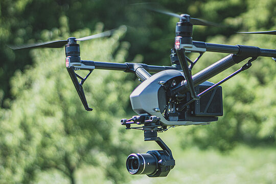 Drohne Multikopter im Flug mit Kamera 