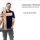 Portrait Lucas Schmidt mit seinem Gedenkkreuz als Spenglermeisterstück