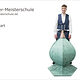 Portrait Lutz Terhart mit seiner Zwiebelturmspitze als Spenglermeisterstück