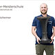 Portrait Oliver Holzheimer mit seinem 8-eckigen Hocker als Spenglermeisterstück