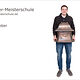 Portrait Moritz Weber mit seinem Briefkasten als Spenglermeisterstück