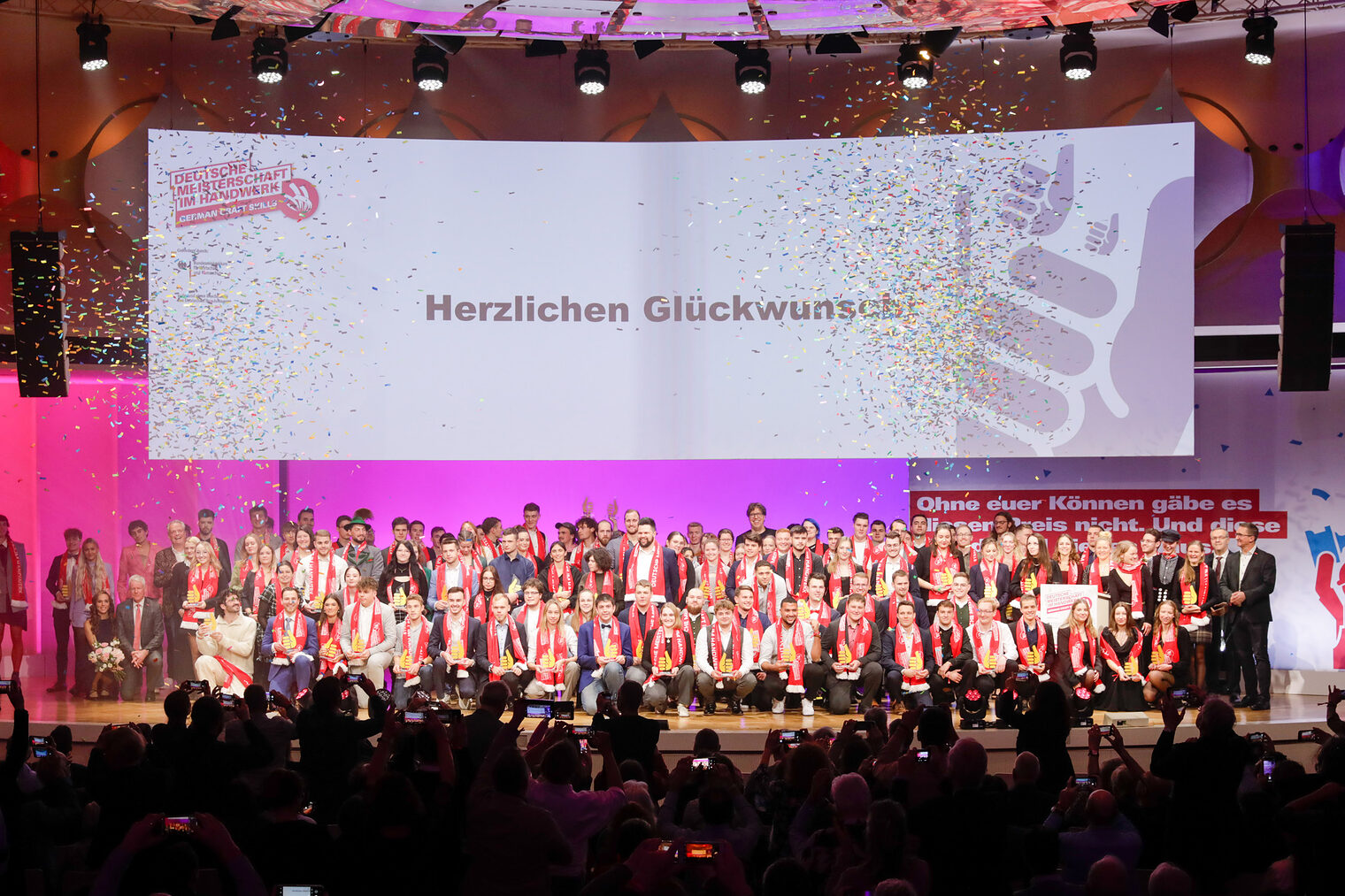 Bundessieger 2024 Große Gruppe Bundessieger auf Bühne bei Abschlussfeier mit Konfetti