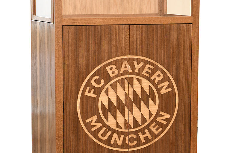 Schreinermeisterstück, Vitrine mit dem FC Bayern München Logo eingearbeitet