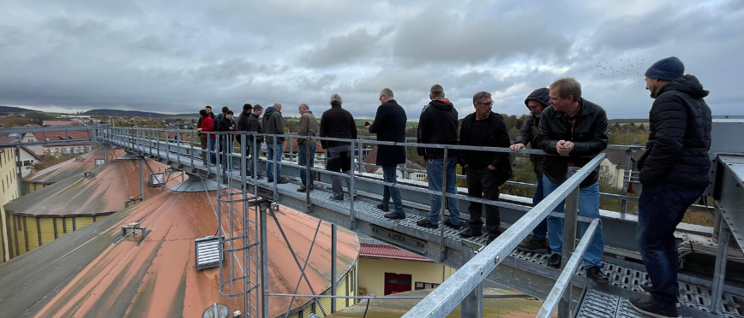 Gruppe besichtigt Silos