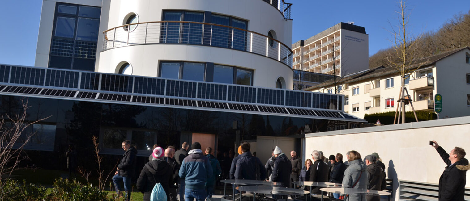 Besichtigung von Solarmodulen an einem Gebäude