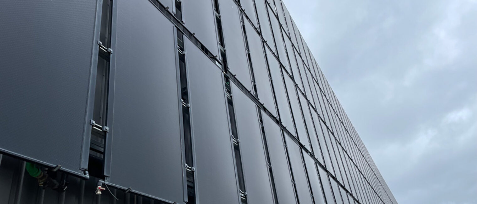 Solarmodule an einer Hauswand