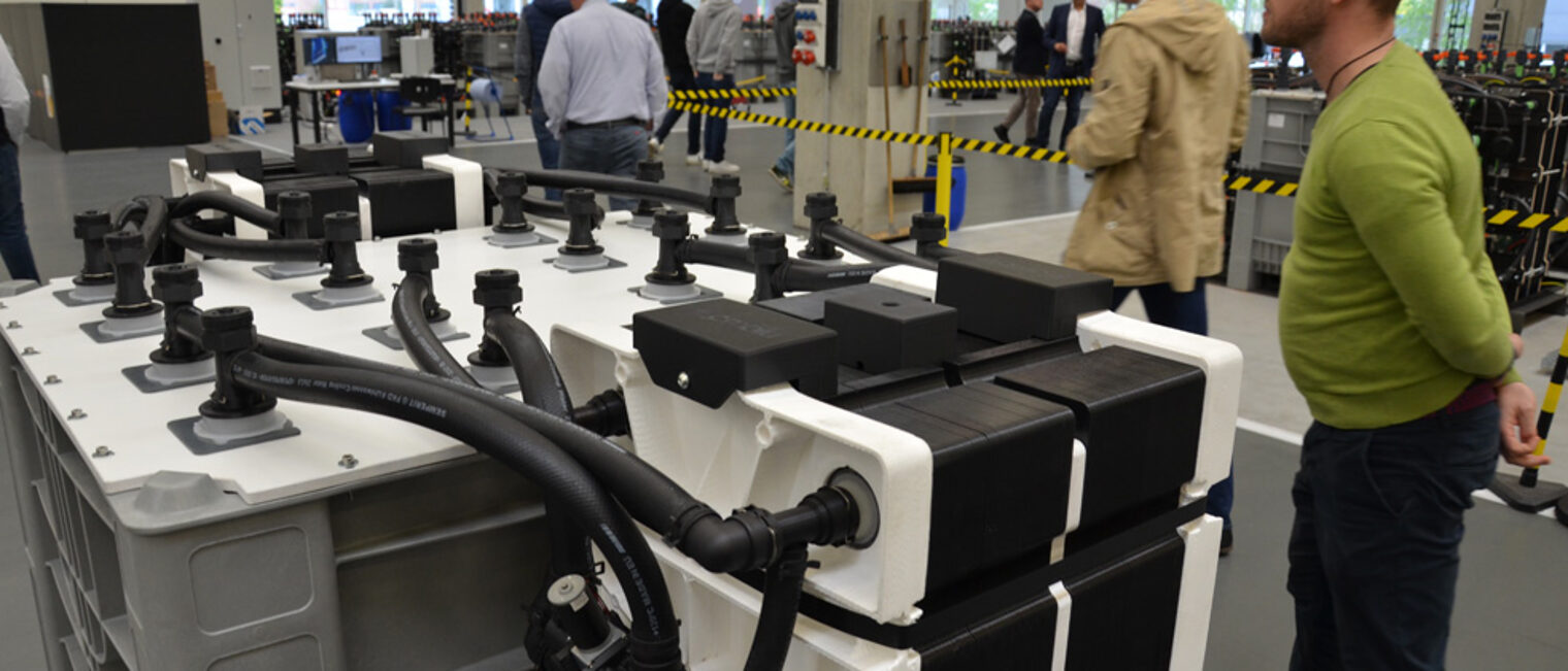Besichtigung von Stromspeicher-Batterien