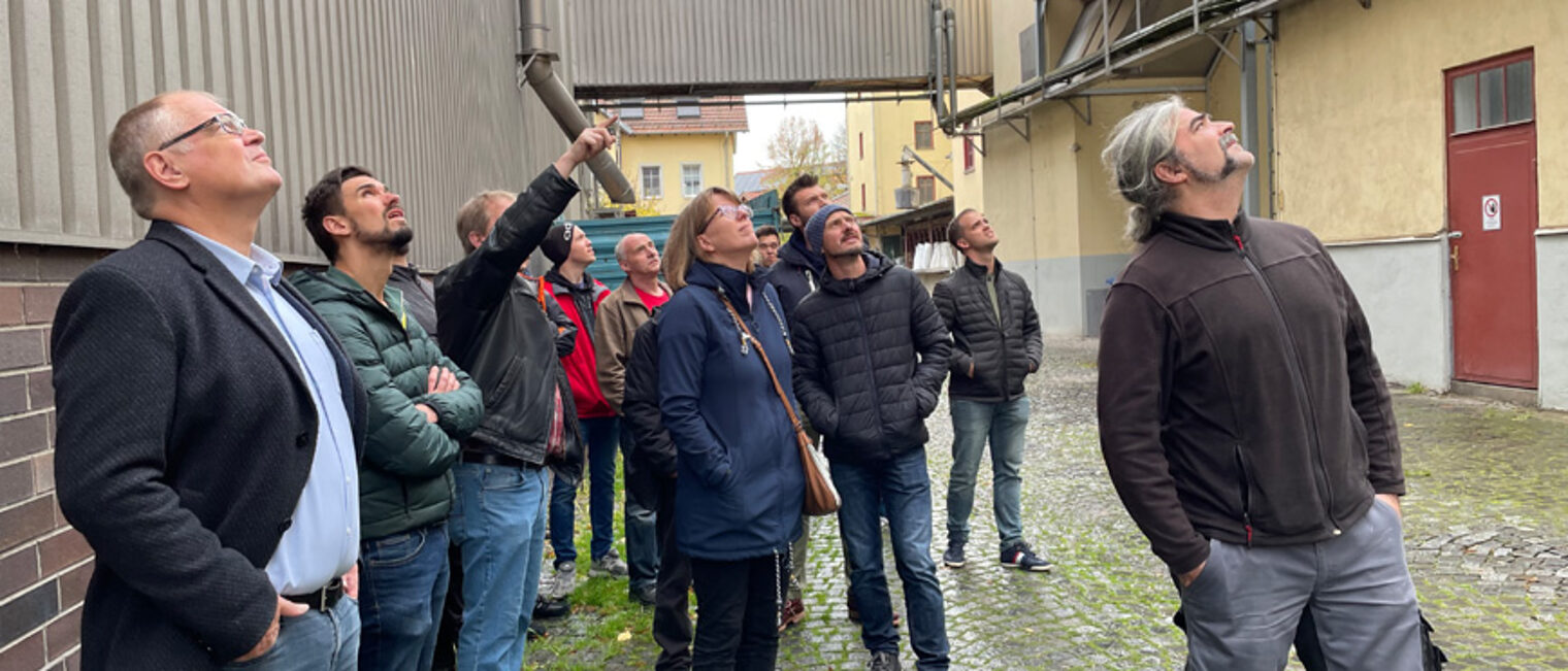 Gruppe, die nach oben schaut