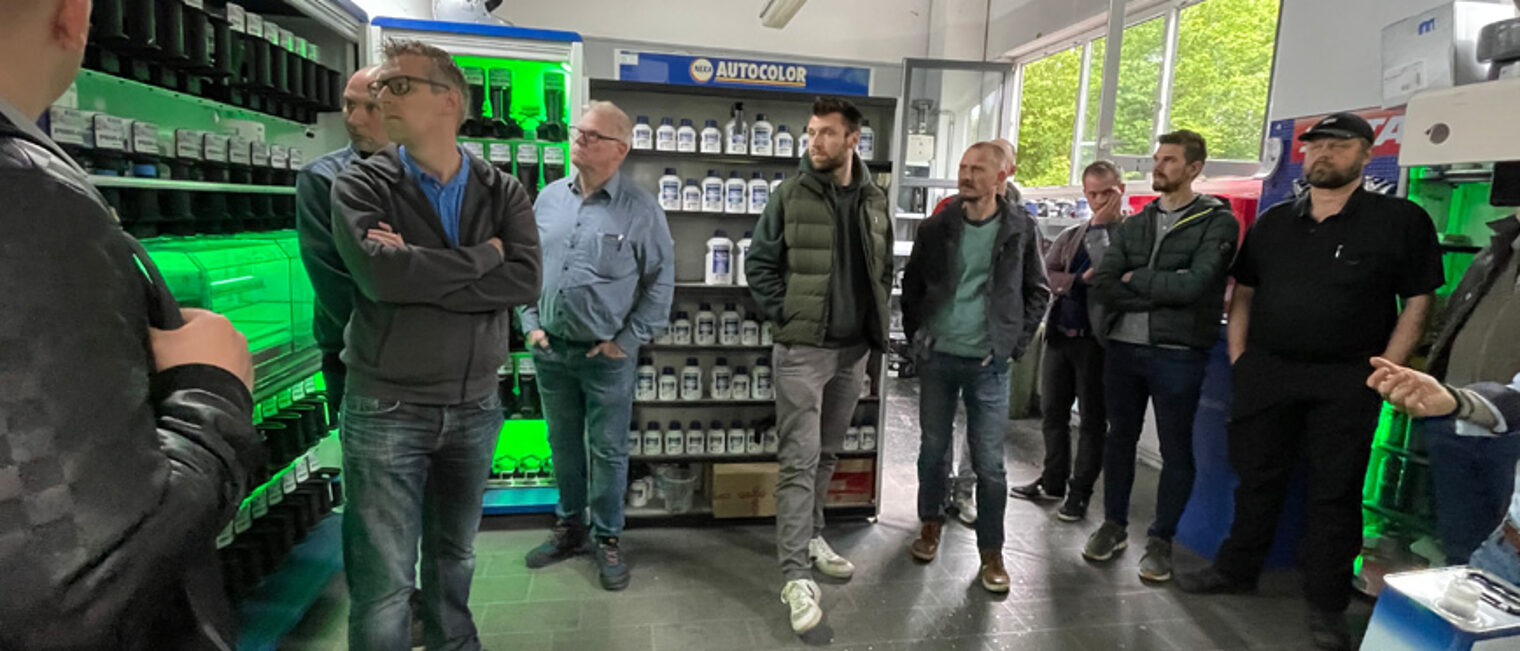 Gruppenbild Besichtung Fahrzeuglackiererei