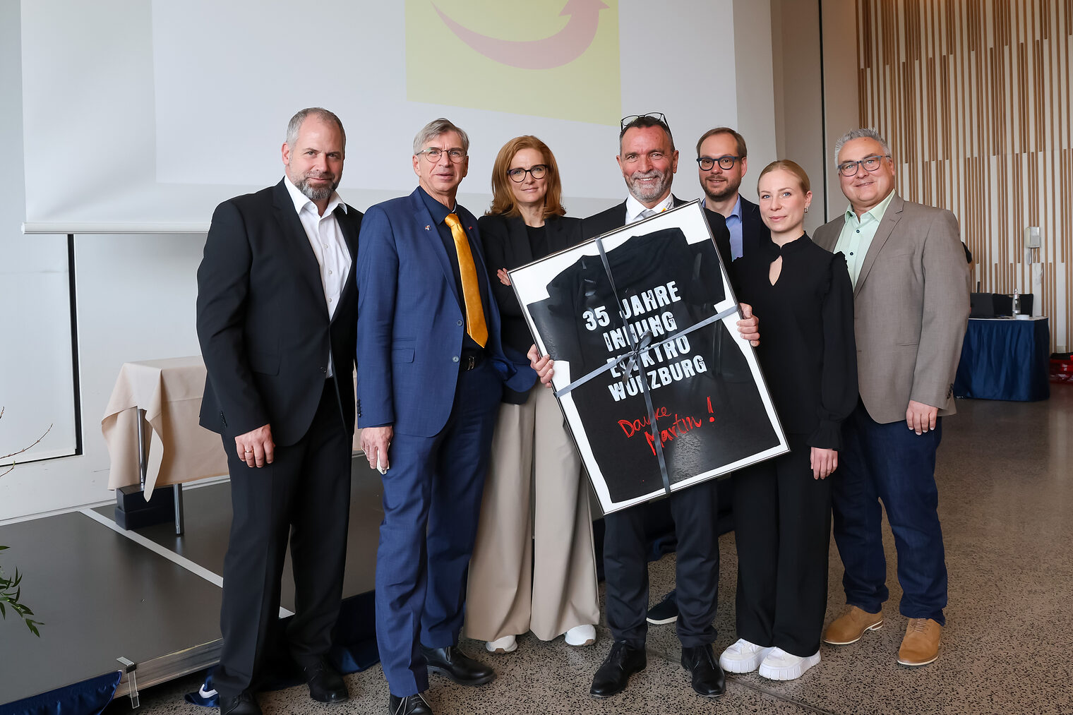 Ehrung des langjährigen Obermeisters der Elektron-Innung Würzburg Gruppenbild zur Ehrung des langjährigen Obermeisters der Elektron-Innung Würzburg, Martin Strobl, der ein Geschenk erhielt