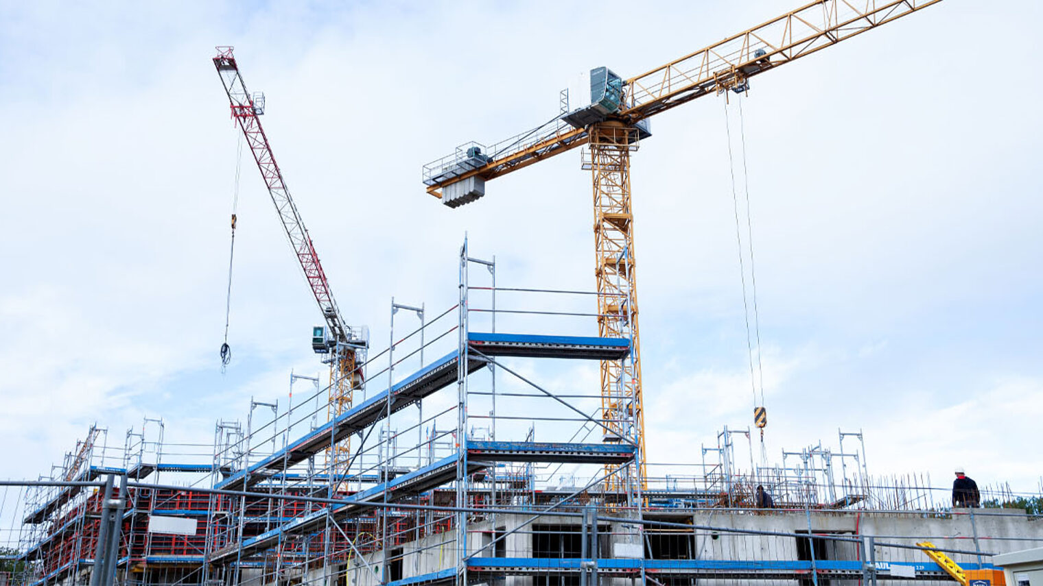 Baustelle mit Rohbau und Kran