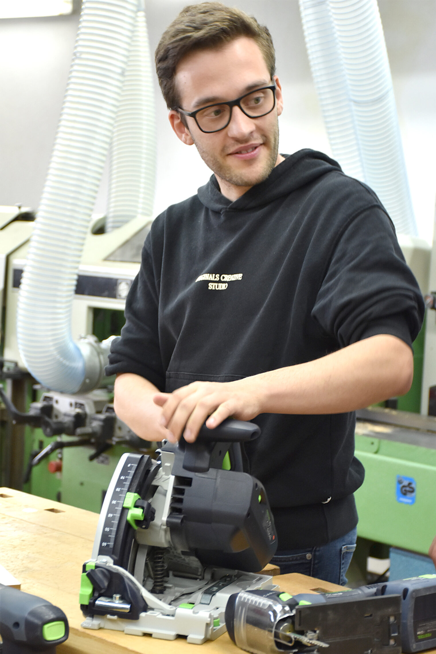 Schreinermeisterschüler beim Ausprobieren von Werkzeugen