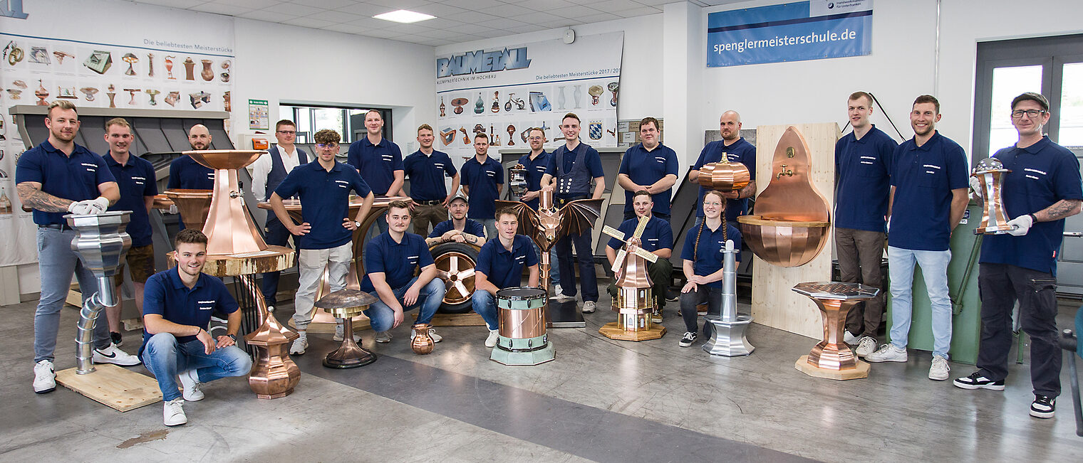 Spenglermeisterkurs Würzburg 2024-2025 Gruppenfoto Spenglermeisterkurs 2024-2025 in der Spenglermeisterschule Würzburg
