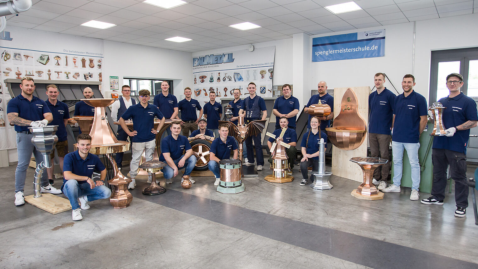 Gruppenfoto Spenglermeisterkurs 2024-2025 in der Spenglermeisterschule Würzburg