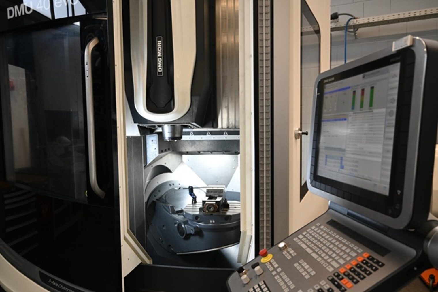 Fräsmaschine im CNC-Kurs: Lernen Sie Programmieren, Einrichten & Bearbeiten für präzises Drehen & Fräsen in Aschaffenburg.