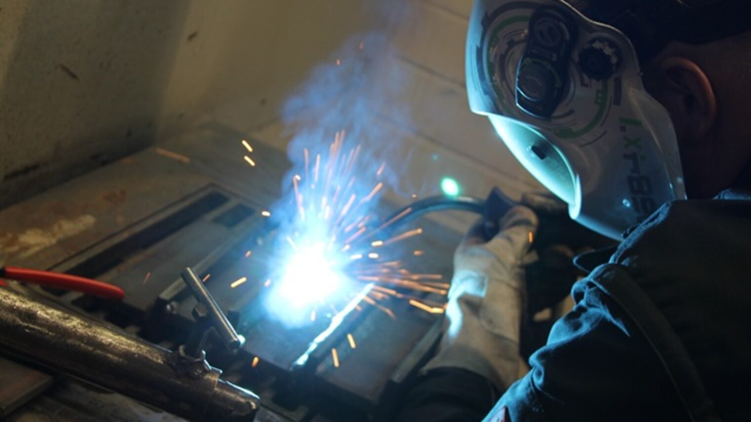 Teilnehmer übt das Schweißen während eines 5-Tages-Kurses für Fortgeschrittene im Bildungszentrum Aschaffenburg