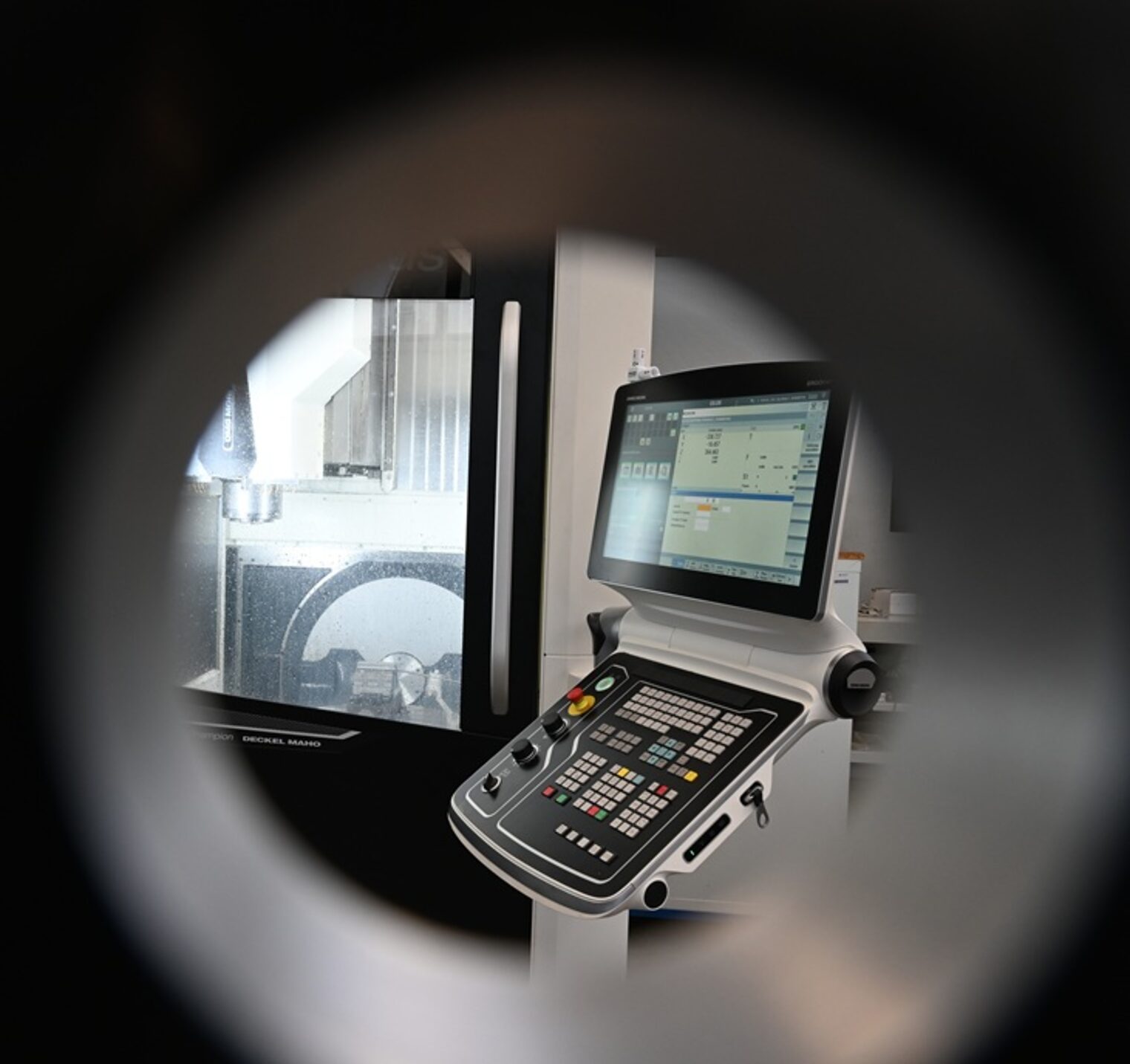 CNC-Fräsmaschine im Kompetenzzentrum Feinwerkmechanik in Aschaffenburg– Meisterkurse, CNC, CAD, Hydraulik
