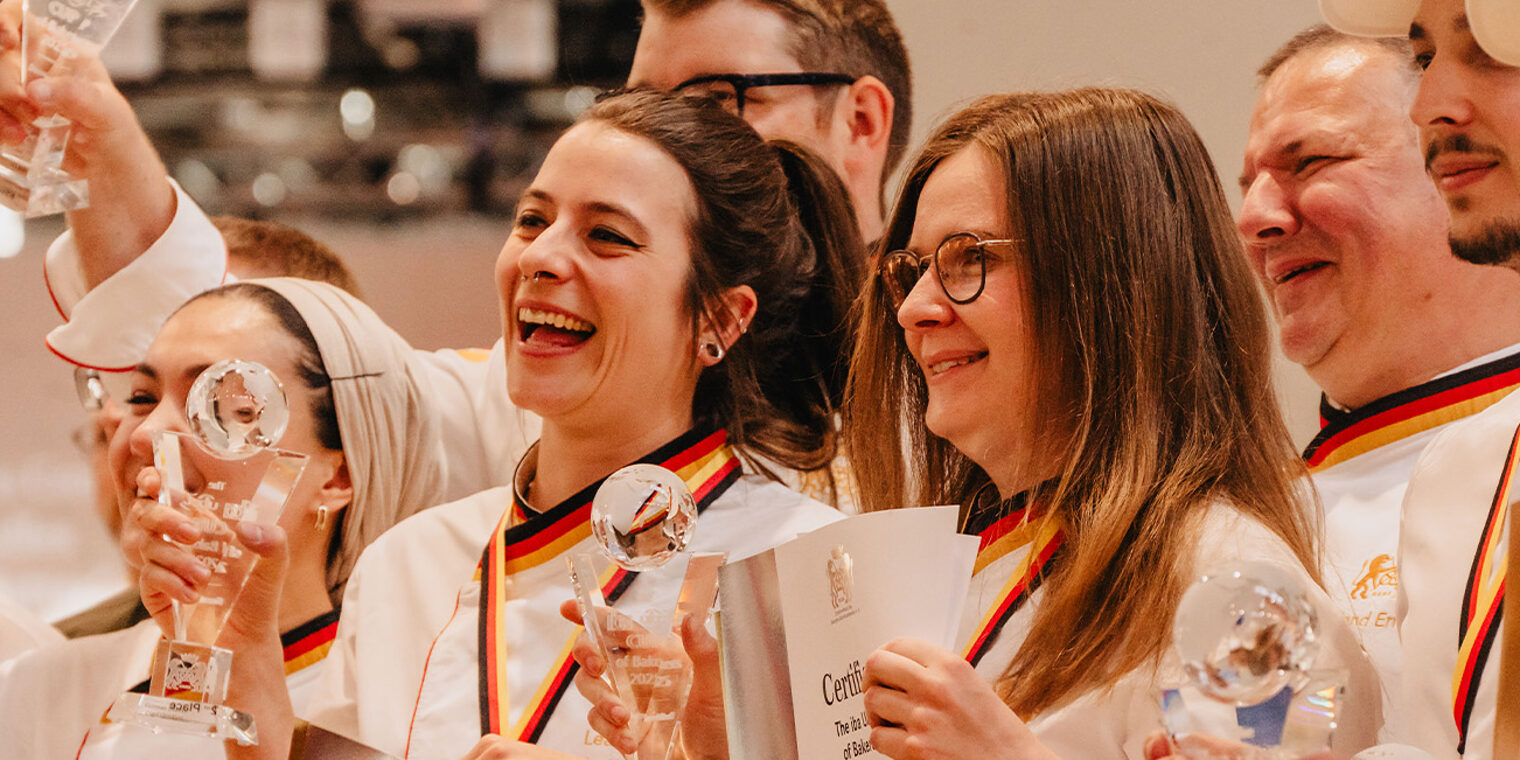 Johanna Lenhardt und Lea Wagner, zweiter Platz bei der Preisverleihung der Bäckerinnen Weltmeisterschaft
