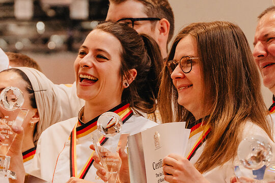Johanna Lenhardt und Lea Wagner, zweiter Platz bei der Preisverleihung der Bäckerinnen Weltmeisterschaft