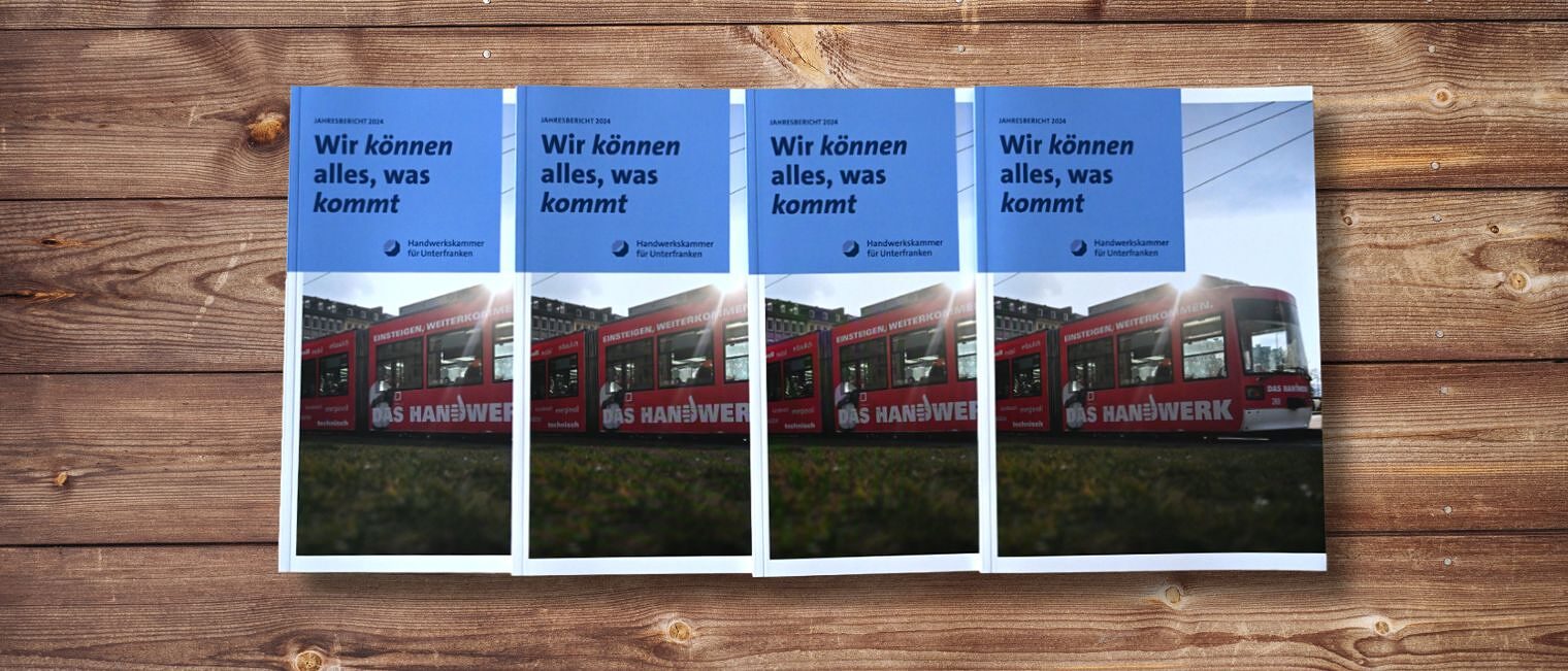 Jahresberichte | Handwerkskammer für Unterfranken Symbolbild mehrere Jahresberichte auf Holzhintergrund
