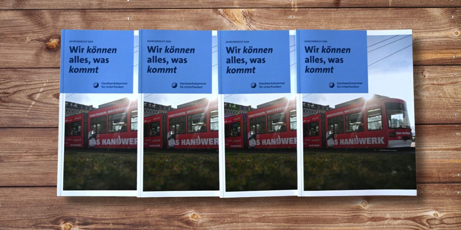 Symbolbild mehrere Jahresberichte auf Holzhintergrund