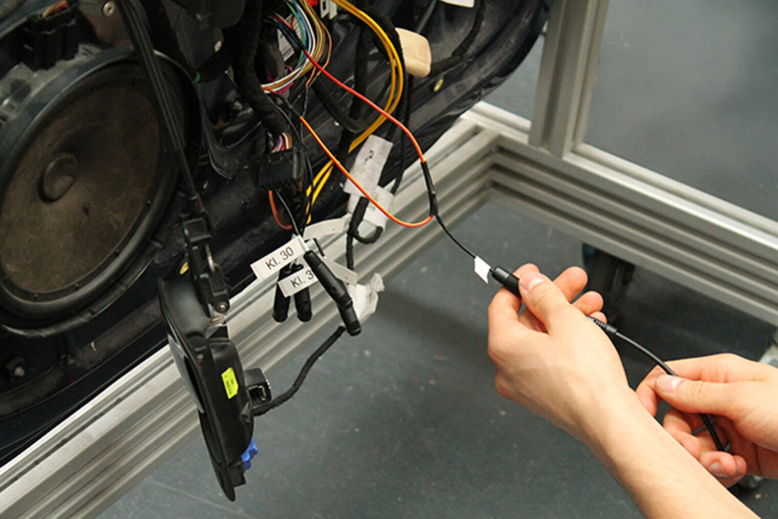 Lehrling prüft die Elektronik der Fahrzeuglichter bei der ÜLU im Kfz-Mechatronik-Lehrgang im Bildungszentrum Aschaffenburg