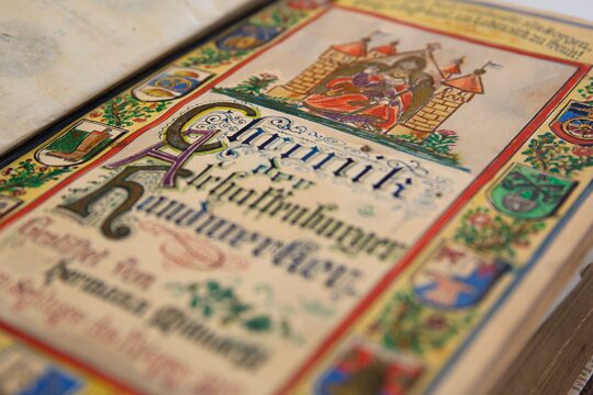 Chronik der Aschaffenburger Handwerker - aufgeschlagenes altes Buch mit kunstvoll verzierten Seiten