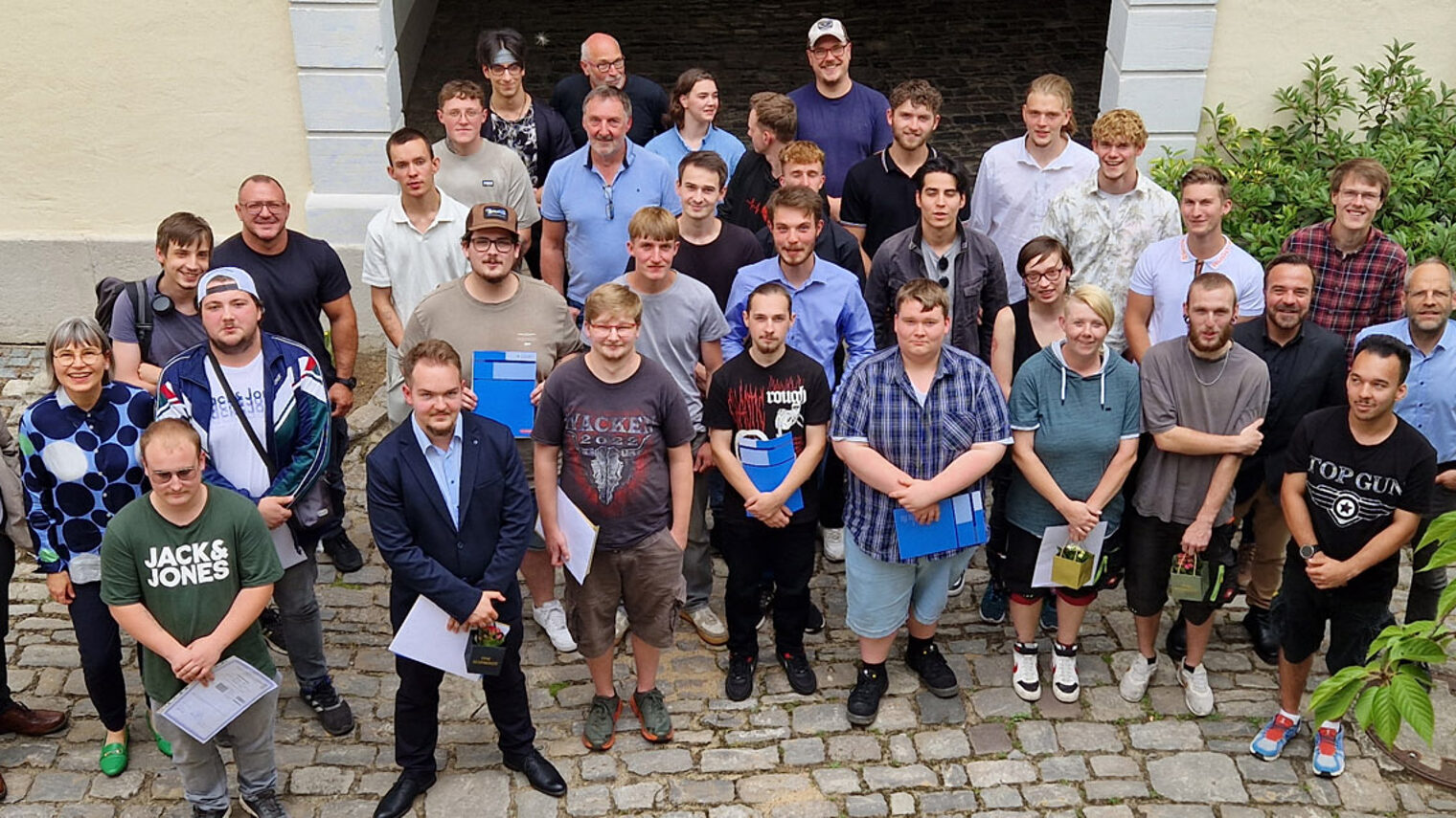 Gruppenfoto mit rund 30 Personen.