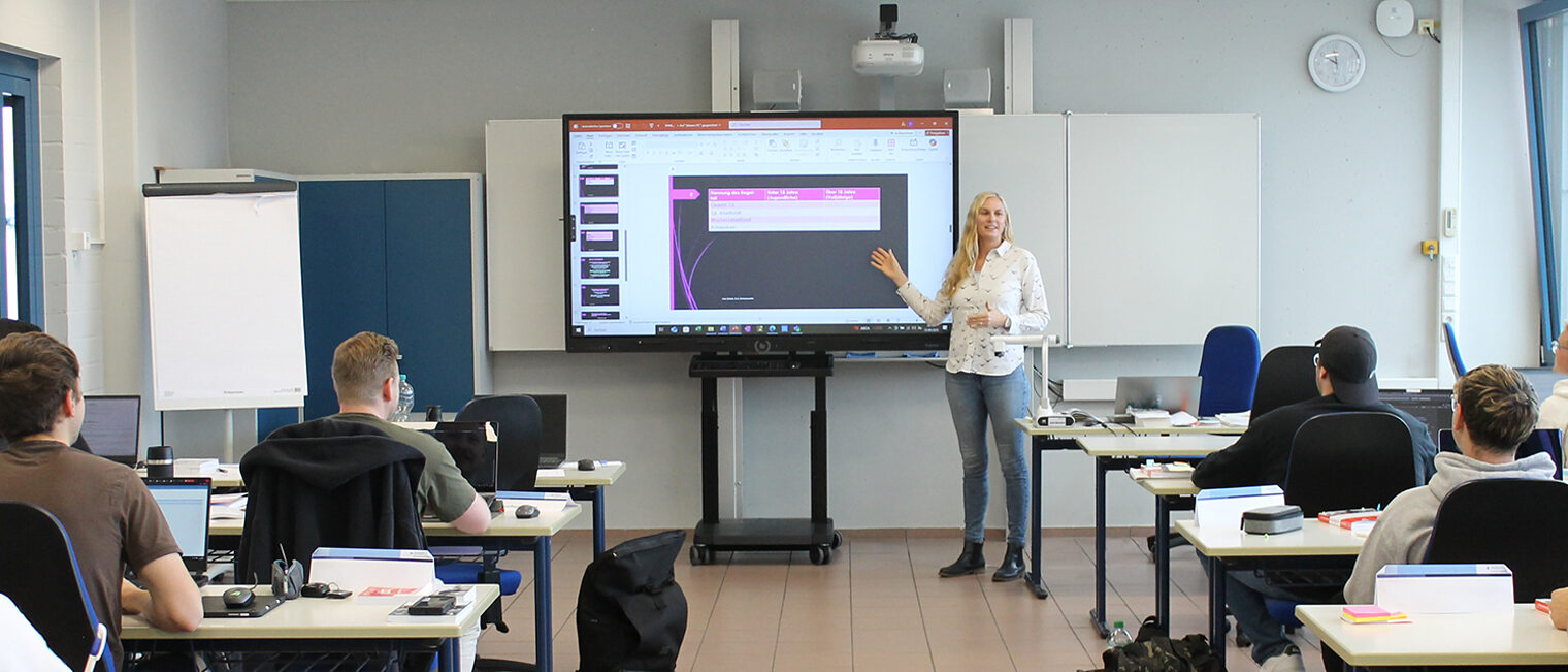 Dozentin im Meistervorbereitungskurs Teil III in der Handwerkskammer Aschaffenburg 