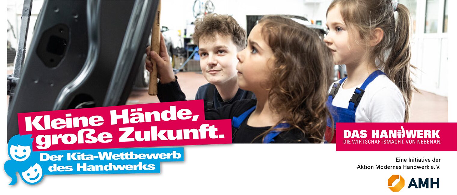 Drei Kinder stehen in einer KFZ-Werkstatt vor einer offenen Motorhaube. Werbeplakat für den KITA-Wettbewerb: Drei Kinder stehen in einer KFZ-Werkstatt vor einer offenen Motorhaube.