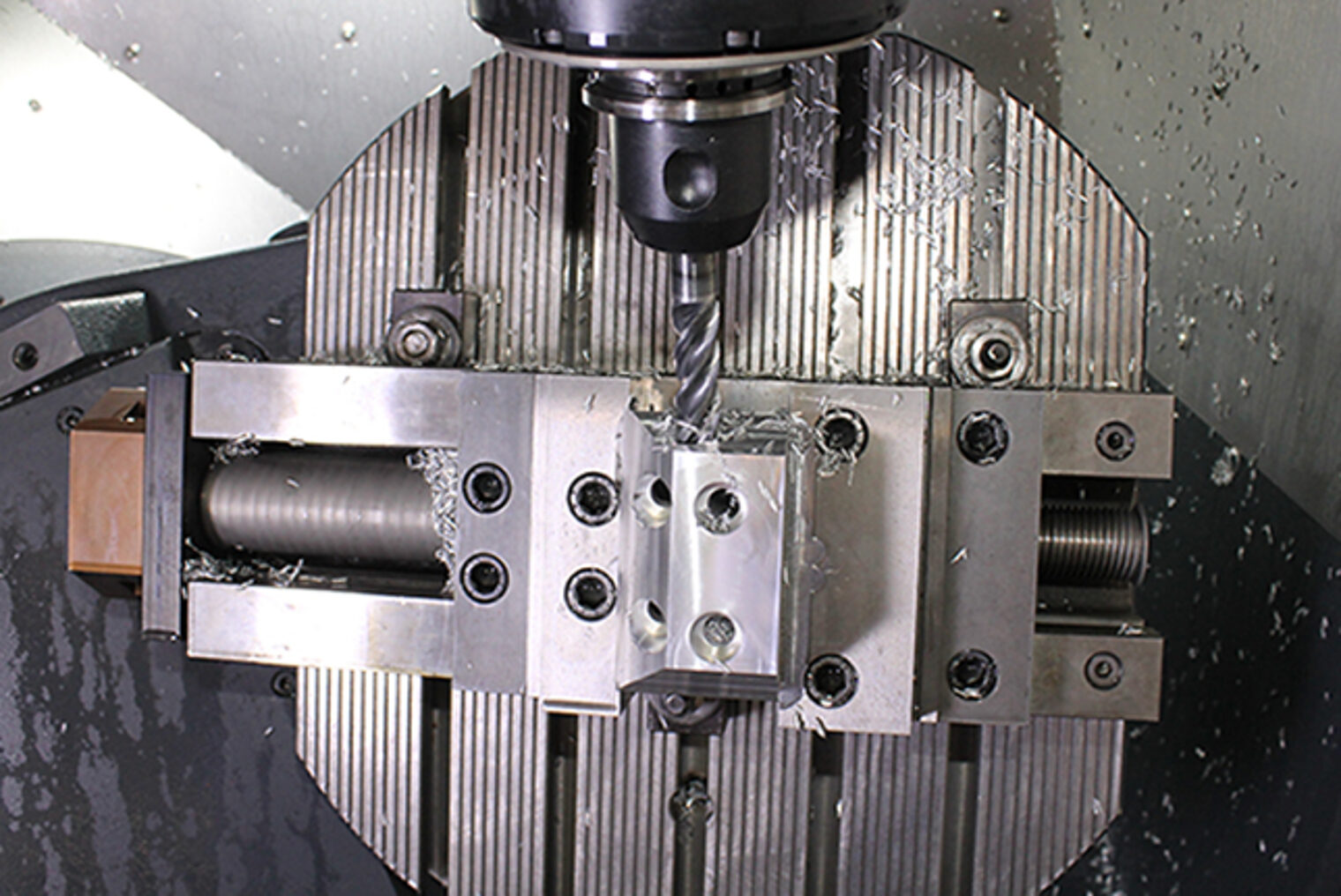 Nahaufnahme einer geöffneten Fräsmaschine nach dem Fräsen eines Werkstücks in der CNC-Fachkraft-Ausbildung in Aschaffenburg