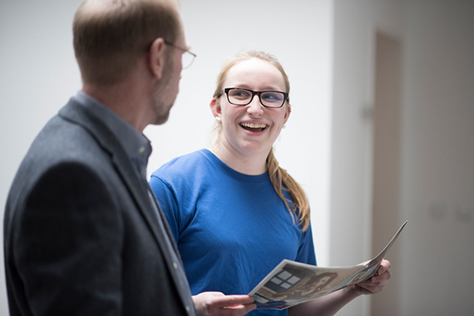 Auszubildende im Gespräch im Kurs "Alles für den Ausbildungsstart" Auszubildende im Gespräch mit Kollegen im Workshop "Alles für den Ausbildungsstart" am Bildungszentrum Aschaffenburg