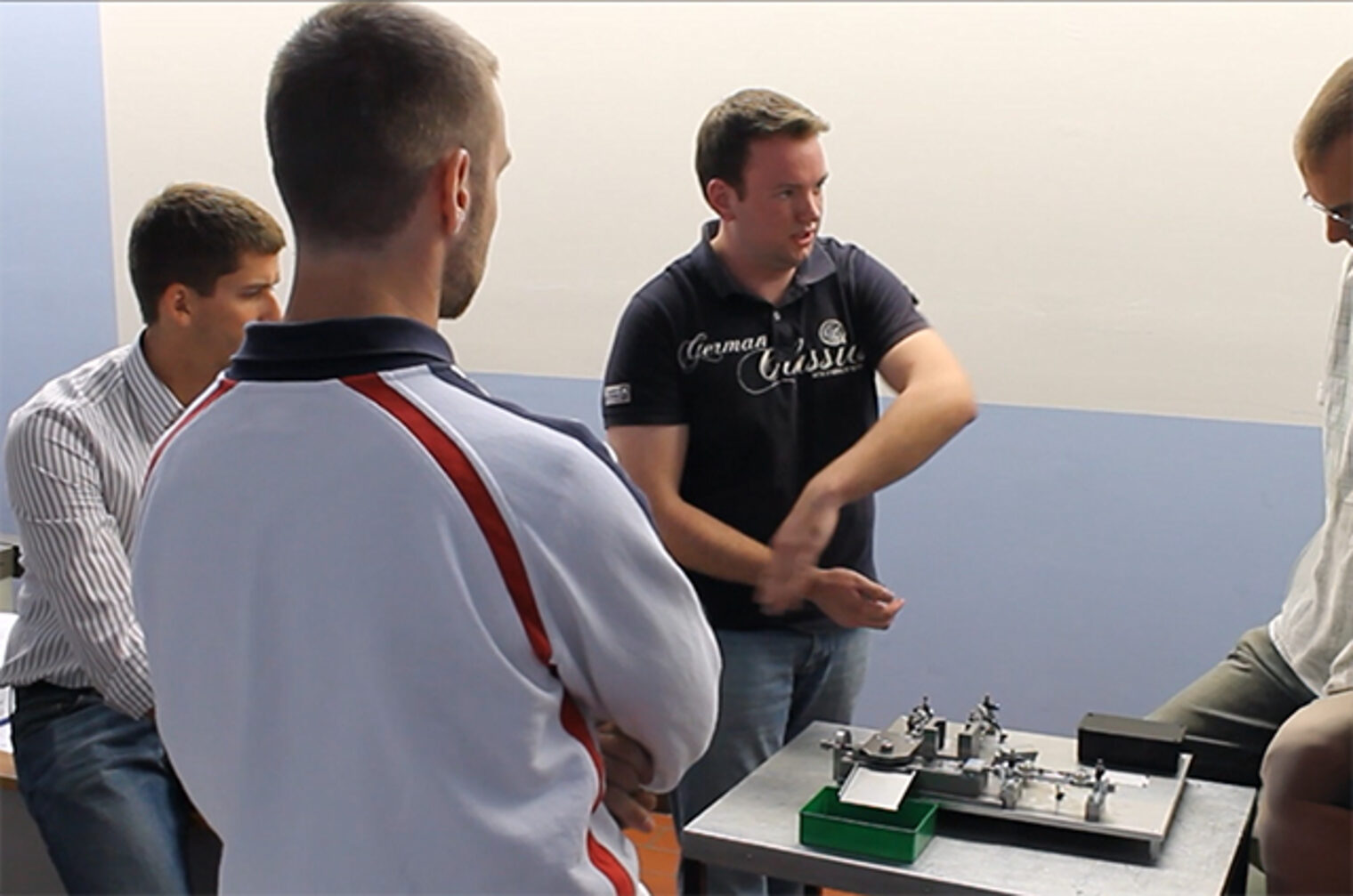 Fachgespräch Teilnehmer und Dozenten im Vollzeit Meisterkurs Feinwerkmechanik in Aschaffenburg