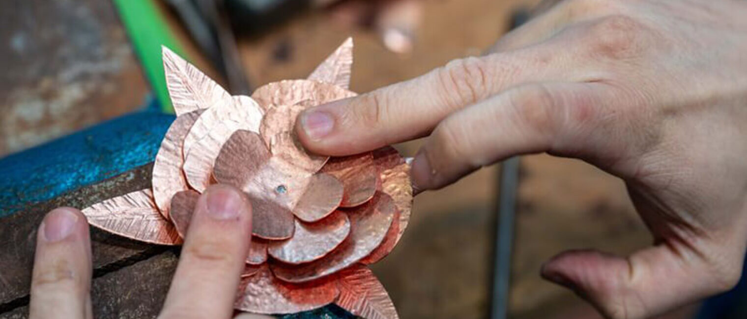 Herstellen einer Spenglerrose auf der Messe Dach+Holz 2024 