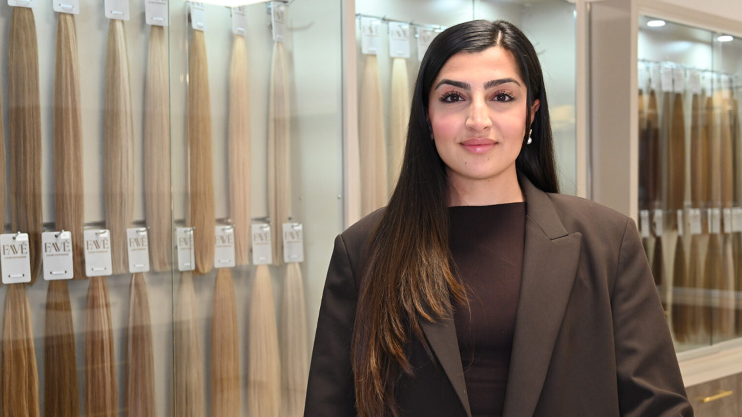 Porträtfoto Fatma Avsar im Friseurgeschäft