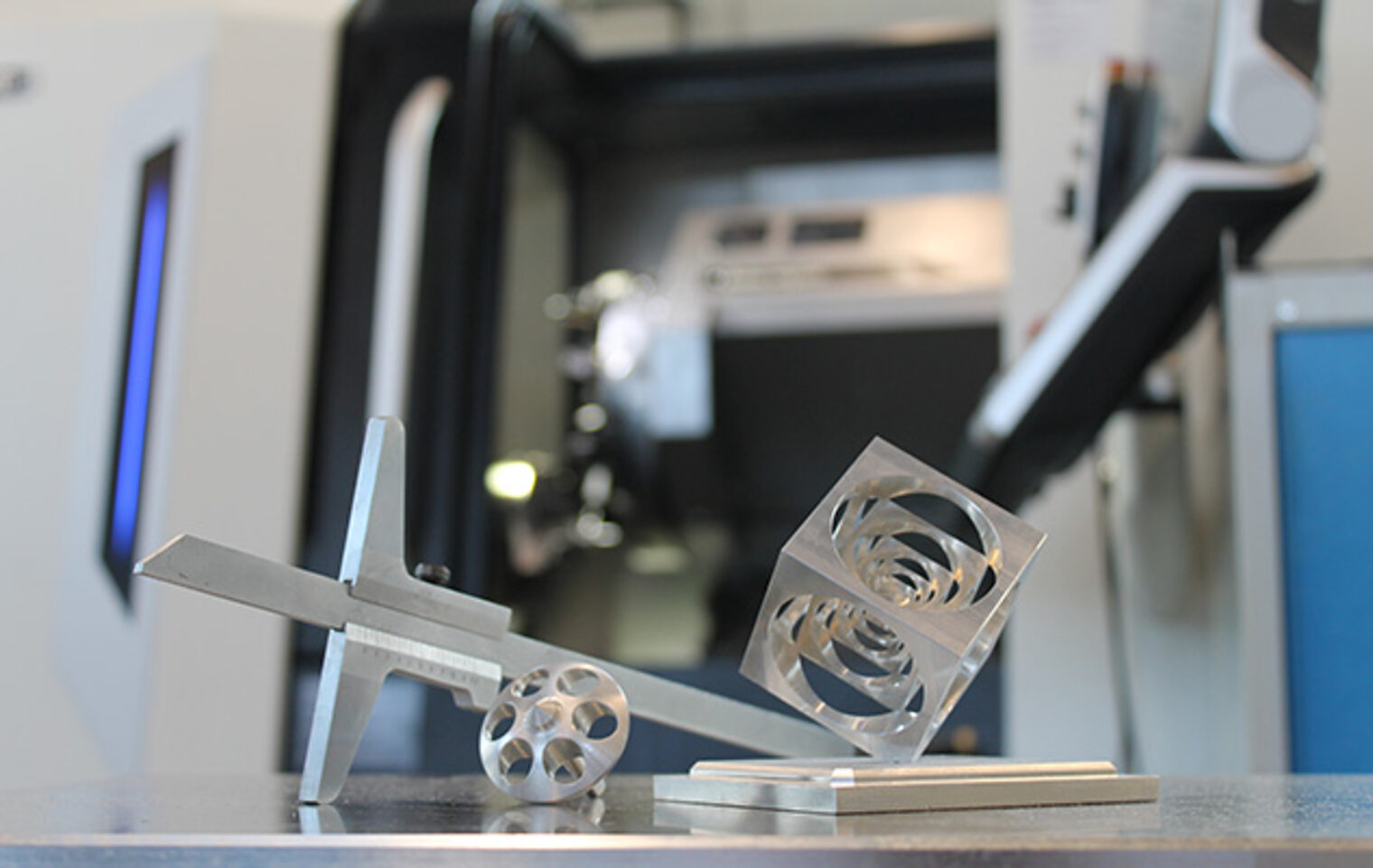 Gedrehter Kreisel und gefräster Würfel aus Feinwerkmechanik Meisterkurs und CNC-Schulung im Bildungszentrum Aschaffenburg