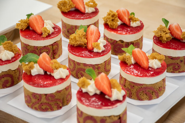 Glutenfreie und zuckerreduzierte Moussetörtchen mit Dekorbisquitrand