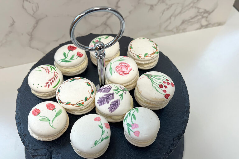 Kunstvoll verzierte glutenfreie Macarons