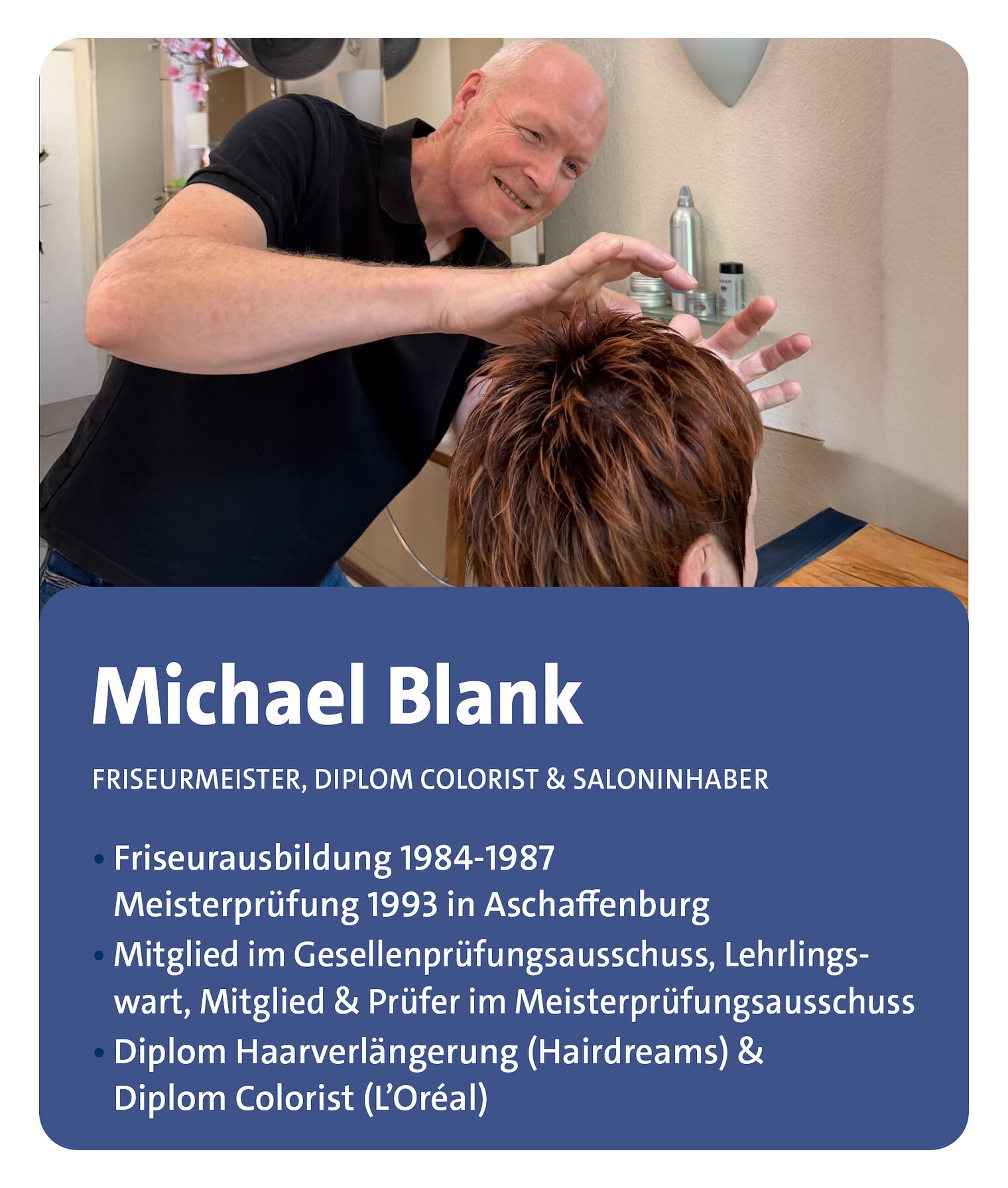 Friseurmeister und Dozent im Meisterkurs in Aschaffenburg Michael Blank führt eine Haarbehandlung an einem Kunden im Salon durch